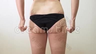 女人用脂肪<strong>团</strong>裹着她的肥臀，展示着挂着的脂肪